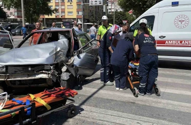 Kontrolden çıkan otomobil önce yayaya ardından sinyalizasyon direğine çarptı: 2 yaralı