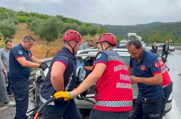 Kontrolden çıkan otomobil, önündeki tıra çarptı: 1 ölü, 2 yaralı 