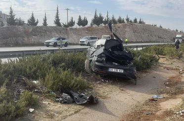 Kontrolden çıkan otomobil refüje uçtu: 1 ölü, 4 yaralı