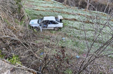 Kontrolden çıkan otomobil şarampole uçtu: 3 yaralı 