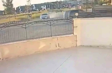 Kontrolden çıkan otomobil savrulup duvara çarptı 