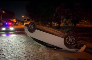 Kontrolden çıkan otomobil ters döndü 
