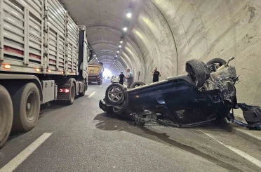 Kontrolden çıkan otomobil tünelde metrelerce takla attı: 2 yaralı