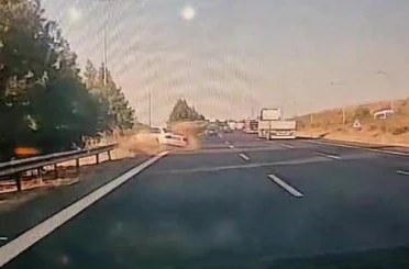 Kontrolden çıkan otomobilin bariyerlere çarpma anı görüntülendi 