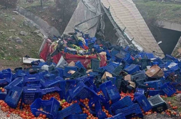 Kontrolden çıkan sebze yüklü tır devrildi: 1 yaralı