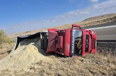 Kontrolden çıkan tır devrildi, sürücü hafif yaralandı