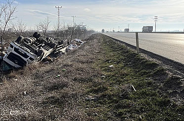 Kontrolden çıkan tırın şarampole devrilmesiyle 2 kişi yaralandı