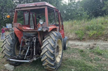 Kontrolden çıkan traktör devrilirken, sürücüsü yaralandı 