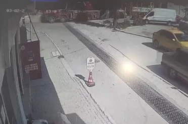 Kontrolden çıkan vincin otomobilleri sürüklediği anlar kamerada 