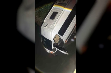 Kontrolden çıkan yolcu minibüsü dereye uçtu 