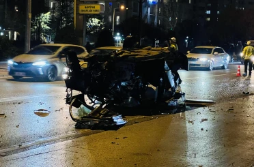 Kontrolden çıkıp ağaca çarpan otomobil alev aldı: 1'i ağır 2 yaralı