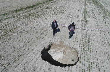 Kontrolsüz ve yoğun yeraltı suyu kullanımının bedeli: Ovadaki obruklar