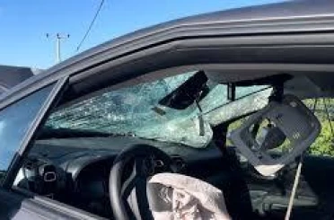 Kontrolünden çıkan otomobil direğe çarptı: 4 yaralı