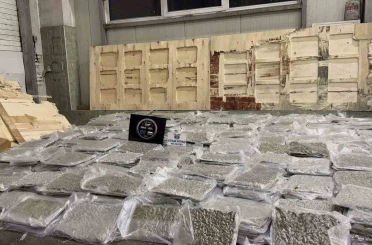 Kontrplaklar arasına gizlenen 700 kilo esrar sınırda ele geçirildi 