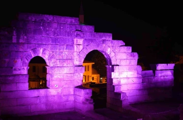 Konuralp Antik Kent Halk Sağlığı Haftası’nda mor ışıklandırıldı 