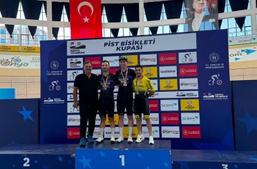 Konya Büyükşehi̇r Beledi̇yespor kulvarda madalyaları topladı