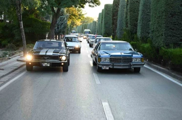 Konya Büyükşehir’den huzurevindeki büyüklere klasik araçlar ve açık hava sinemasıyla nostaljik sürpriz 