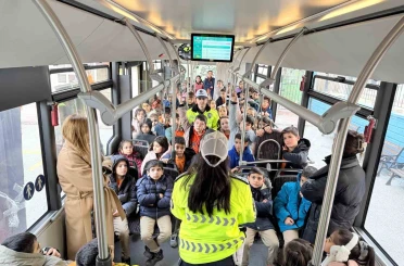 Konya Büyükşehir’in nezaket otobüsü öğrencilere trafik kültürünü aşılıyor 