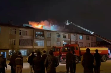 Konya’da 3 katlı apartmanın çatısında yangın paniği