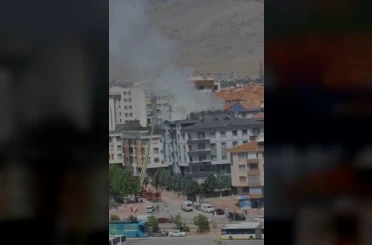 Konya’da apartmanın çatısı alev alev yandı