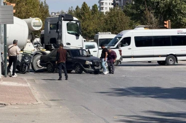 Konya’da beton mikseri otomobille çarpıştı