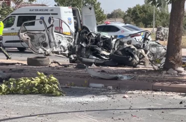 Konya'da feci kaza... Otomobilin çarptığı araç ikiye bölündü: 1 ölü, 1 yaralı