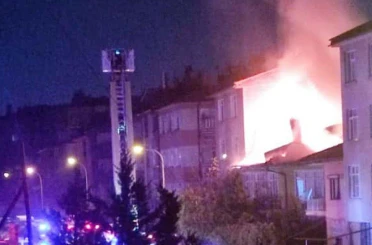 Konya’da Geceyi Alevler Sardı: Çatı Yangını Korkuttu