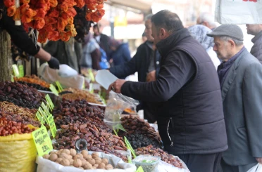 Konya'da hurmalar hem tezgahlarda hem de iftar sofralarında yerini aldı