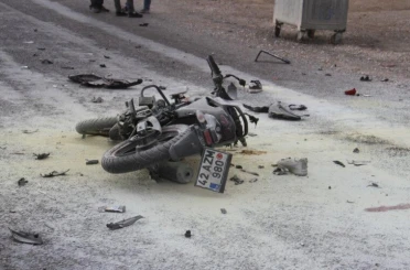 Konya’da işçi servisi kazaya karıştı! Çarptığı motosiklet alev aldı