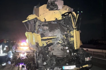 Konya'da kamyon tıra arkadan çarptı: 1 yaralı