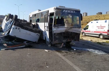 Konya'da okul servis aracı kaza yaptı.