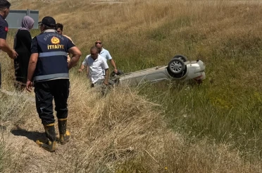 Konya-Eskişehir yolunda otomobil şarampole devrildi: 2 yaralı 