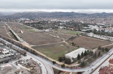 Konya’nın Kalbindeki Arazi Tartışma Yarattı: “Belediye Satıyor mu, Yatırım mı Yapıyor?”