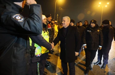 Konya protokolü, sürücülerin ve polislerin yeni yılını kutladı