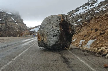 Konya yoluna dev kaya düştü