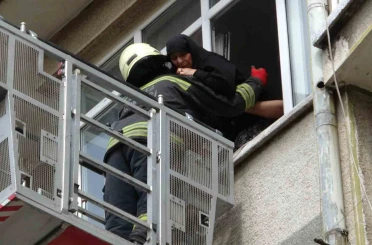 Konya’da binada çıkan yangında mahsur kalan 5’i çocuk 8 kişi ekiplerce kurtarıldı