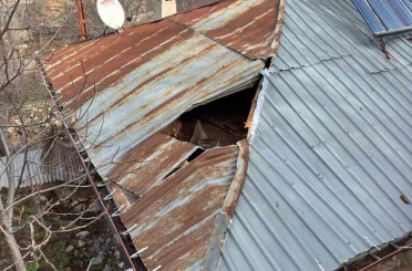 Konya’da dağdan kopan kaya parçası evin damına düştü 