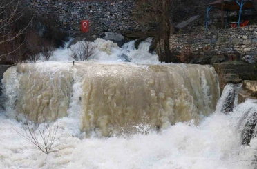 Konya’da eriyen kar suları Göksu Nehri’ni coşturdu 