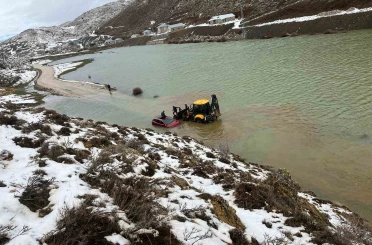 Konya’da göle dönen yayla yolunda araçta mahsur kalan aile kurtarıldı