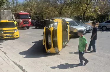 Konya’da iki araçlı kazada ticari taksi devrildi: 1 yaralı
