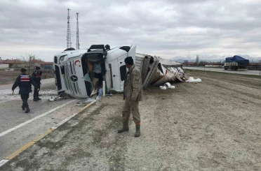 Konya’da iplik yüklü tır devrildi: 1 yaralı 