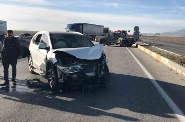 Konya’da kamyonetle SUV tipi araç çarpıştı: 3’ü çocuk 7 yaralı 