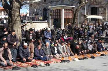 Konya’da Ramazan ayının ilk Cuma namazında camiler doldu taştı 