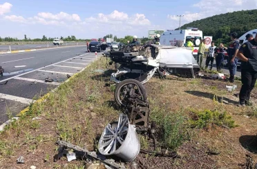 Konya’da refüje çarpan otomobil hurdaya döndü: 3 yaralı 