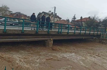 Konya’da yağış sonrası sel dereleri taşırdı