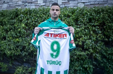 Konyaspor'un yeni 9 numarası Deniz Türüç!
