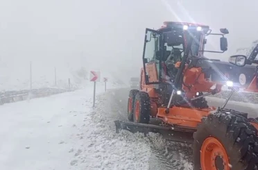 Kop Dağı’nda yoğun kar yağışı: Karayolları ekipleri gece boyu seferber oldu 