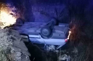 Köpeğe çarpmamak için direksiyonunu kırdığı otomobil kanala düştü: 1 yaralı 