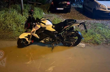 Köpeğe çarpmamak için manevra yapan motosikletin sürücüsü savrularak yaralandı 