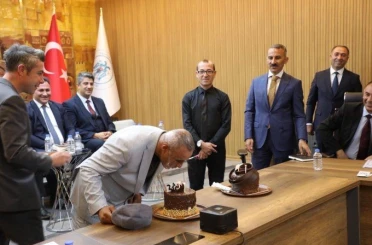 Köprü dizisine de konu olan Erzincan’ın güleç yüzü Tuncay’a, Validen doğum günü sürprizi 